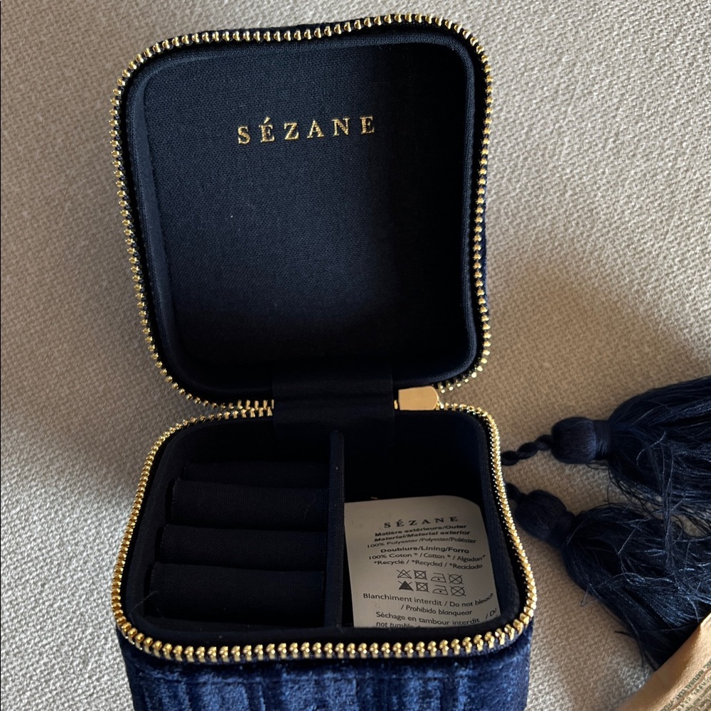 Sézane Square Jewelery Case in Blue Velvet - Picture 3 of 6